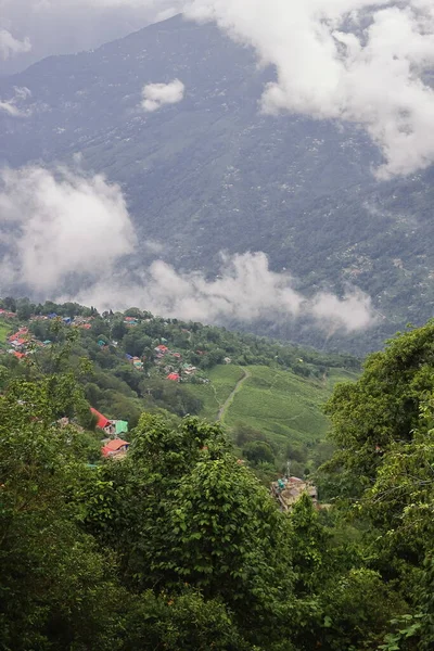 Nubes Monzón Flotando Cielo Sobre Exuberantes Colinas Montaña Verde Himalaya —  Fotos de Stock