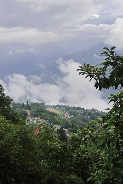 季风季节 季风云彩缓缓覆盖着茂盛的绿叶喜玛拉雅山麓和山谷 大吉岭山站位于印度西部邦加尔 — 图库照片