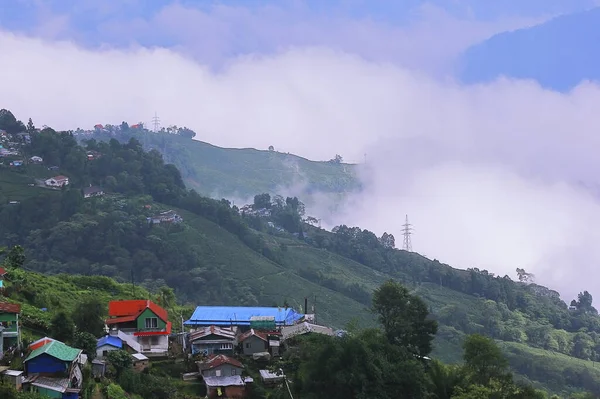 モンスーンシーズンの緑の森に囲まれた霧と曇りの山村のパノラマビュー インド西ヴェンガルにある大胆な丘の駅近く — ストック写真