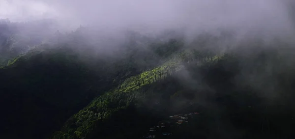 Névoa Nuvens Monção Escuridão Criar Paisagem Dramática Bela Aldeia Montanha — Fotografia de Stock