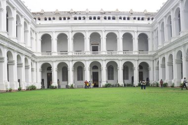 Kolkata, Batı Bengal, Hindistan - 29 Ağustos 2023: Ünlü Hint Müzesi veya Kolkata Müzesi 'nin güzel koloni mimarisi, Hindistan' daki ve Asya 'daki en eski ve en büyük müzedir.