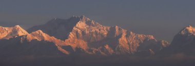 Dünya 'nın görkemli manzarası 3. en yüksek tepe kangchenjunga dağı, kar manzarası Darjeeling Hill İstasyonu, Batı Bengal, Hindistan' dan himalaya dağları kapladı.