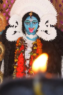 Batı Bengal 'deki Kali Pujo Festivali sırasında güzel maa kali idolü Hindu tanrıçası Kali' nin potraiti. Kali puja, Bengal 'de Diwali gününde düzenlenir.