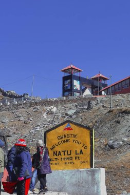 Hindistan Çin sınırında Nathu la pass 'ta yüksek rakımlı dağ geçidi Hindistan' ın doğu Sikkim şehrinde yer almaktadır.