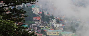 Muson mevsiminde Darjeeling tepe istasyonunun panoramik bulutlu manzarası, batı Bengal, Hindistan 'daki Himalaya dağ eteklerinde bulunan Darjeeling.