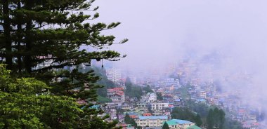 Muson mevsiminde Darjeeling tepe istasyonunun panoramik bulutlu manzarası, batı Bengal, Hindistan 'daki Himalaya dağ eteklerinde bulunan Darjeeling.