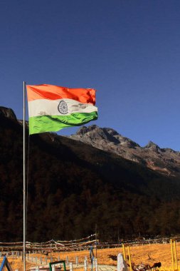 Hindistan bayrağı, Hindistan 'ın kuzeydoğusundaki Arunachal Pradesh' in Tawang bölgesinde Hindistan Çin sınırı (McMahon hattı) yakınlarında gökyüzünde dalgalanıyor.