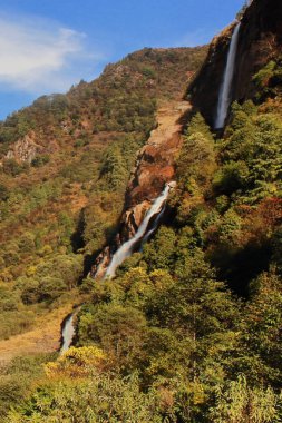 Arunachal Pradesh, Kuzey Hindistan 'daki Himalaya eteklerindeki Tawang Hill İstasyonu' nun yanındaki güzel Jang Şelalesi ya da Nuranang Şelalesi.