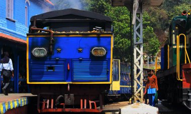 Nilgiri Dağı Demiryolu, Unesco Dünya Mirası Bölgesi, Tamil Nadu, Güney Hindistan. Coonoor tren istasyonunda popüler bir metre ölçü oyuncak treni