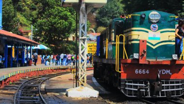 Nilgiri Dağı Demiryolu, Unesco Dünya Mirası Bölgesi, Tamil Nadu, Güney Hindistan. Coonoor tren istasyonunda popüler bir metre ölçü oyuncak treni