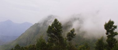 bulutlu tahtırevan tepelerinin panoramik manzarası, Tamilnadu 'daki Kodaikanal dağlarında muson bulutları, güney batı muson rüzgarları Hindistan' a yağmur getiriyor