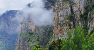 Kodaikanal Hill istasyonundan gelen tahtırevan dağlarının manzaralı panoramik manzarası, Hindistan 'ın güneyindeki Tamilnadu' da popüler bir turizm merkezi.