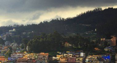 güzel Nilgiri dağlarının panoramik manzarası ve Ooty Hill istasyonunun sabah manzarası, Güney Hindistan 'da tamilnadu