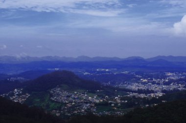 güzel Nilgiri dağlarının panoramik manzarası ve Ooty Hill istasyonunun sabah manzarası, Güney Hindistan 'da tamilnadu