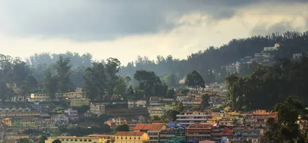 美丽的尼尔吉里山全景与清澈山站的城市景观 印度南部的塔米纳杜 — 图库照片