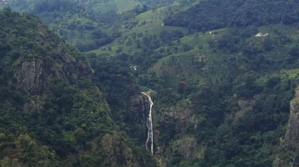 panoramik yemyeşil Nilgiri Dağları ve Catherine Şelalesi Tamilnadu, Güney Hindistan 'daki Ooty Hill İstasyonu yakınlarındaki Coonoor' da.