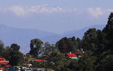 Hindistan, Batı Bengal 'deki Darjeeling Hill İstasyonu yakınlarındaki Himalaya eteklerindeki Singamari dağ köyünün panoramik manzarası.