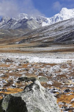 manzaralı Alp Vadisi ve etrafındaki karlar Himalaya Dağları sıfır noktasında, Hindistan 'ın Kuzey Sikkim kentindeki popüler bir turizm merkezi.