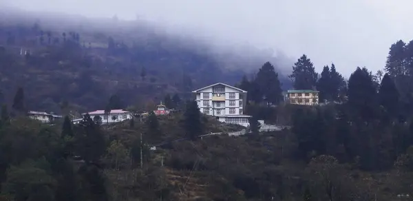 Sisli ve sisli Lachung Hill İstasyonu. Kuzey Sikkim 'de popüler bir turizm merkezi. Himalaya eteklerinde.