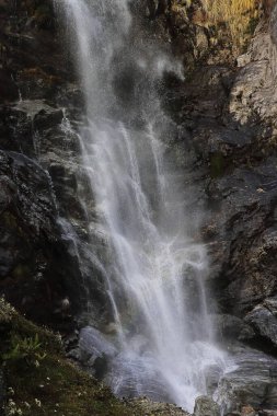 Kuzey Sikkim 'in güzel şelaleleri, Kuzey Sikkim, Kuzey Doğu Hindistan' daki Yufuk Vadisi yakınlarındaki dağ eteklerine ya da vadiye akan dağ dereleri.
