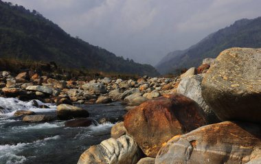 Dudhia 'daki Batı Bengal' in terai-dooars bölgesinde. güzel dağ deresi (balason nehri) vadiden akıyor, himalaya etekleri Hindistan 'da