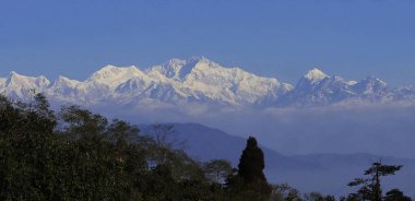 Muhteşem kar tepeli himalaya dağları, güzel uyuyan budha sıradağları ya da Hindistan 'daki Darjeeling' den Kangchenjunga Dağı (dünyanın en yüksek 3. zirvesi)