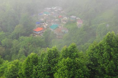 Sisli ve bulutlu dağ köyünün panoraması, Himalaya dağlarının yamaçlarında, muson mevsiminde Darjeeling tepe istasyonu yakınlarında, batı Bengal, Hindistan