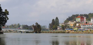 Hindistan 'ın batı Bengal bölgesinin Darjeeling bölgesinde Himalaya Dağları eteklerinde yer alan çam ormanlarıyla çevrili mirik gölünün güzel manzarası.