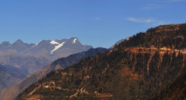 Himalaya dağları karla kaplı ve uzak bir kırsal alan olan Tawang 'da Arunachal Pradesh' in kurak alp manzarası, kuzey doğu Hindistan.