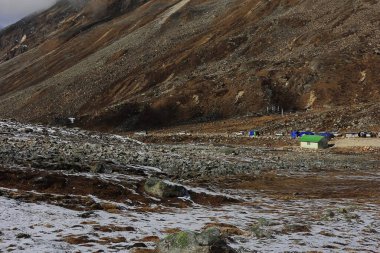 Kuzey Sikkim 'in kurak dağları, yüksek irtifa himalaya vadisinde sıfır noktası karlı dağlarla çevrili, Sikkim Hindistan' da.