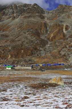 Kuzey Sikkim 'in kurak dağları, yüksek irtifa himalaya vadisinde sıfır noktası karlı dağlarla çevrili, Sikkim Hindistan' da.