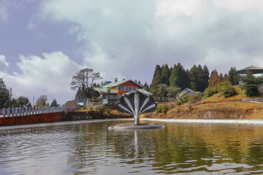 Güzel Jore Pokhari Gölü ve uzak dağ kırsalları çevresindeki vahşi doğa ve bulutlarla kaplı gökyüzü, himalaya dağları etekleri, Hindistan 'daki darjeeling
