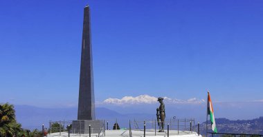 Darjeeling, Batı Bengal, Hindistan - 15 Şubat 2022: Batasia Döngü Savaşı Anıtı, ünlü bir tarihi eser olan Gurkha Alayı 'na adanmış güzel bir anıt