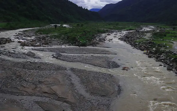 Dağ nehir balonu, Hindistan 'ın Darjeeling bölgesindeki Dudhia yakınlarındaki Himalaya eteklerindeki yemyeşil vadiden geçiyor.