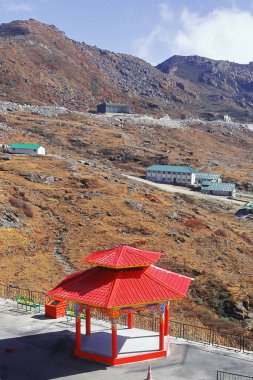 güzel Himalaya dağ manzarası ve yüksek rakımlı dağ köyü Nathang vadisi yakınında, Hindistan Çin sınırına yakın, doğu Sikkim 'de. 