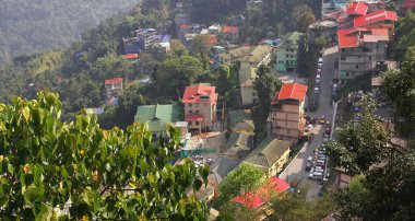 Kuzeydoğu Hindistan, Sikkim 'de Himalaya eteklerinde yer alan Gangtok Tepesi istasyonunun güzel ve renkli şehir manzarası kuşlara bakıyor.