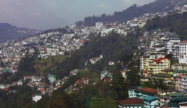 Kuzeydoğu Hindistan, Sikkim 'de Himalaya eteklerinde yer alan Gangtok Tepesi istasyonunun güzel ve renkli şehir manzarası kuşlara bakıyor.