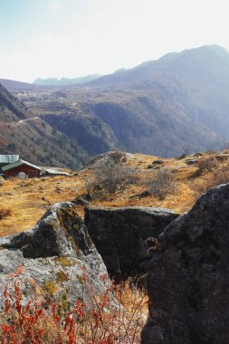 Güzel Himalaya ve Sonbahar mevsiminde Sikkim 'in dağ köyü, Hindistan, Güney Asya' da yüksek Himalaya bölgesinin uzak bir bölgesi.