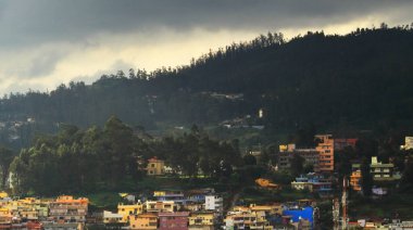 Ooty, Hindistan 'ın güneyindeki güzel tepe istasyonu Nilgiri dağ eteklerinde ve Hindistan' ın Tamilnadu kentindeki yemyeşil çam ormanlarıyla çevrili.