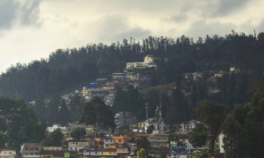 Ooty, Hindistan 'ın güneyindeki güzel tepe istasyonu Nilgiri dağ eteklerinde ve Hindistan' ın Tamilnadu kentindeki yemyeşil çam ormanlarıyla çevrili.