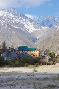 Manzaralı Jispa köyü, karla kaplı himalaya dağları ve Hindistan 'ın Himachal Pradesh kentindeki Lahaul bölgesindeki yemyeşil Bhaga Nehri vadisi.