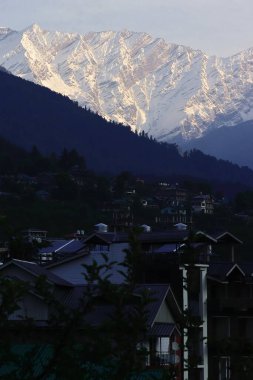 Hindistan 'ın Himachal Pradesh kentindeki kullu bölgedeki güzel tepe istasyonu Manali' den Himalaya Dağları manzaralı.
