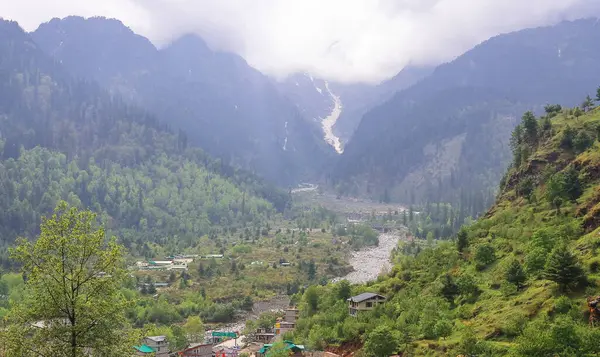Hindistan 'ın Himachal Pradesh kentindeki kullu bölgedeki güzel tepe istasyonu Manali' den Himalaya Dağları manzaralı.