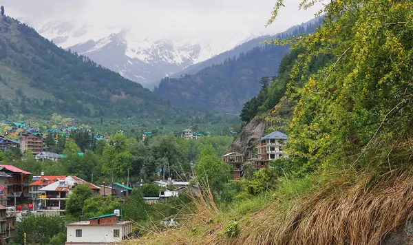 Hindistan 'ın Himachal Pradesh kentindeki kullu bölgedeki güzel tepe istasyonu Manali' den Himalaya Dağları manzaralı.