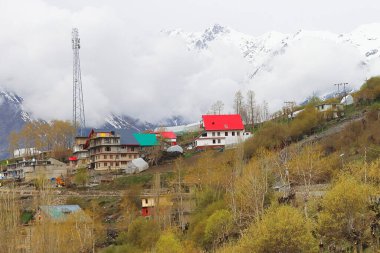 Manzaralı kar manzaralı Himalaya Dağları ve Hindistan 'ın Himachal Pradesh kentindeki uzak Lahaul Vadisi' nin güzel manzarası.