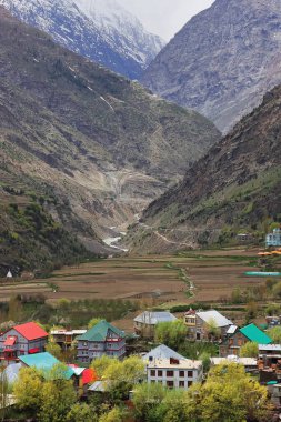 Manzaralı kar manzaralı Himalaya Dağları ve Hindistan 'ın Himachal Pradesh kentindeki uzak Lahaul Vadisi' nin güzel manzarası.