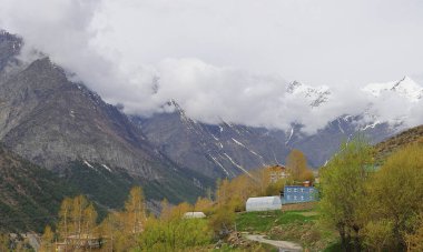 Manzaralı kar manzaralı Himalaya Dağları ve Hindistan 'ın Himachal Pradesh kentindeki uzak Lahaul Vadisi' nin güzel manzarası.