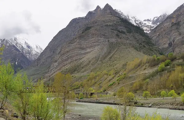 Manzaralı kar manzaralı Himalaya Dağları ve Hindistan 'ın Himachal Pradesh kentindeki uzak Lahaul Vadisi' nin güzel manzarası.