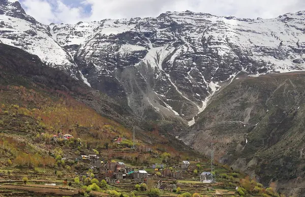 Manzaralı kar manzaralı Himalaya Dağları ve Hindistan 'ın Himachal Pradesh kentindeki uzak Lahaul Vadisi' nin güzel manzarası.