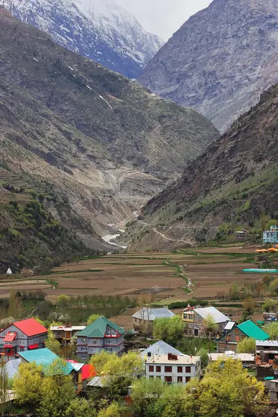 Manzaralı kar manzaralı Himalaya Dağları ve Hindistan 'ın Himachal Pradesh kentindeki uzak Lahaul Vadisi' nin güzel manzarası.